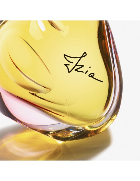Sisley_Izia_Eau_De_Parfum_1676716941_2.jpg